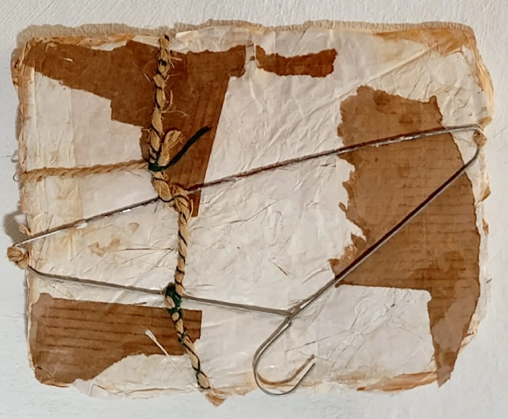 Cuerpos Comprimidos VI — Mixta sobre papel, 40 × 50 cm, 2025