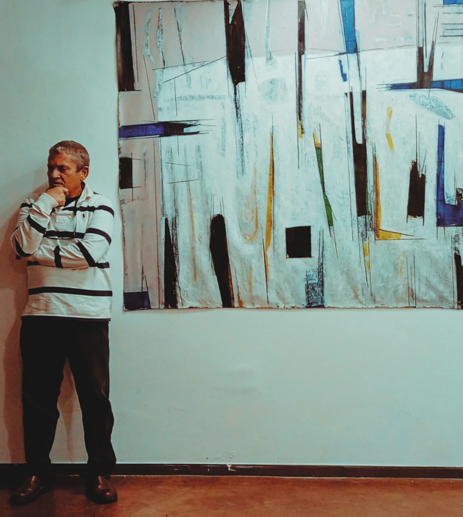 Rafael Sánchez M. junto a su obra
