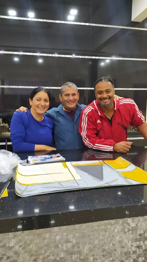 Rafael Sánchez M. junto a Johan Santana y su familia